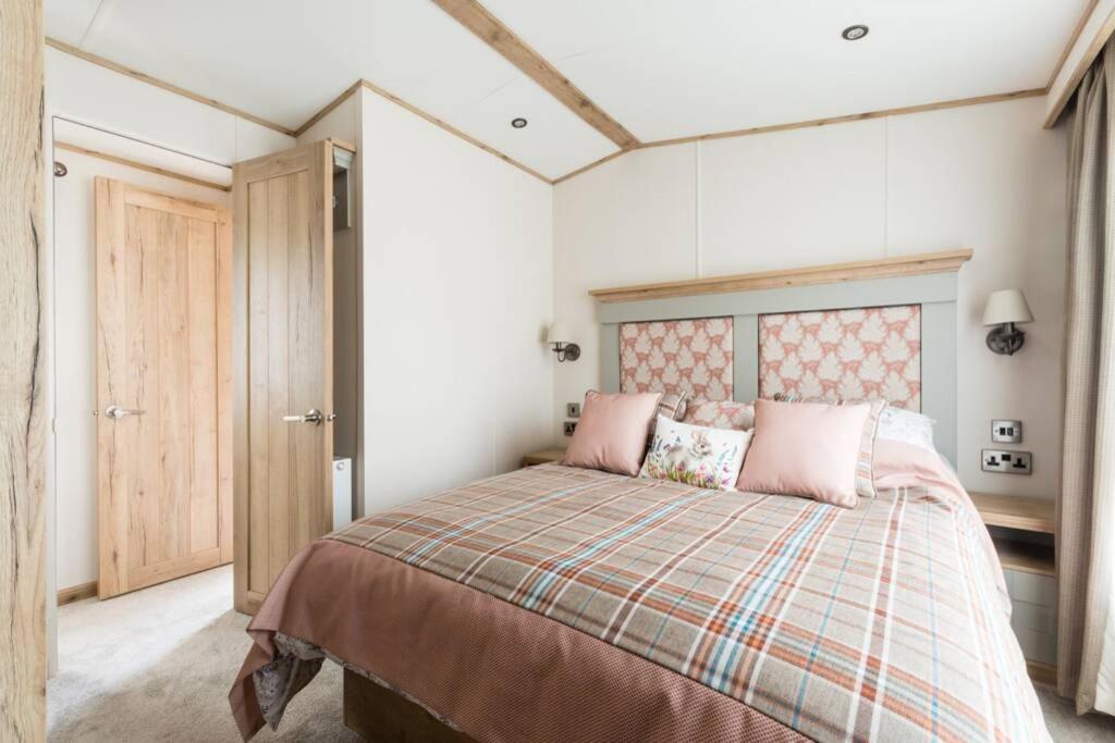 The Warren Villa South Cerney Dış mekan fotoğraf